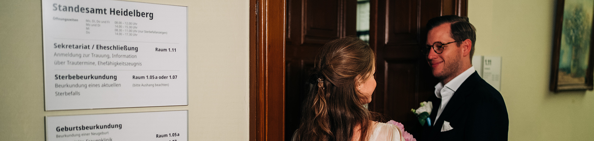 Brautpaar vor Standesamt Heidelberg