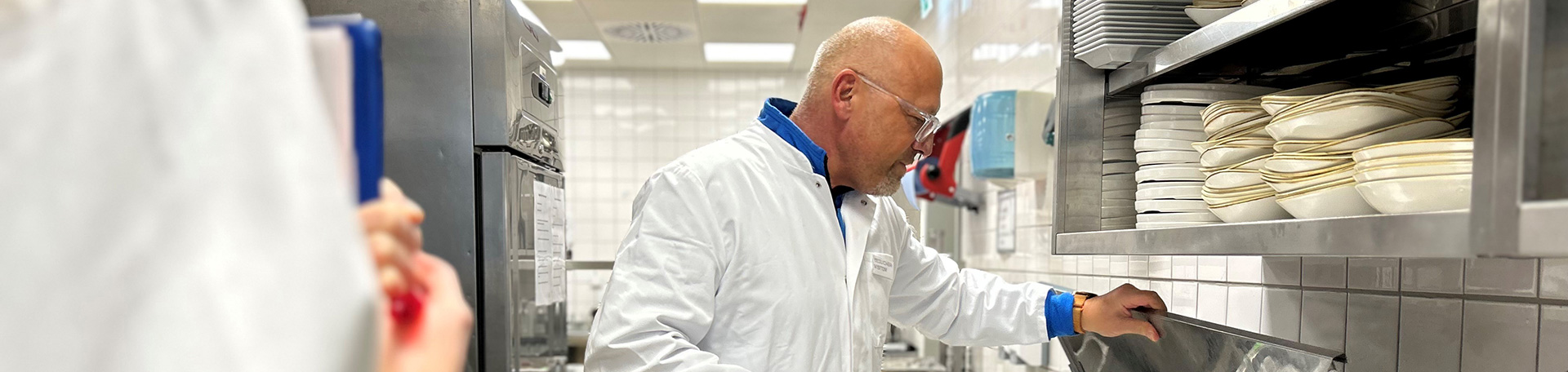 Lebensmittelkontrolleur beim kontrollieren einer Großküche