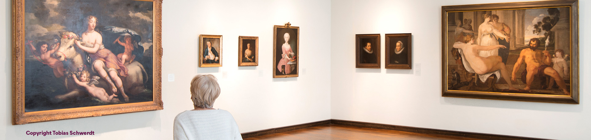 Besucherin im Kurpfälzischen Museum Heidelberg. Copyright Tobias Schwerdt