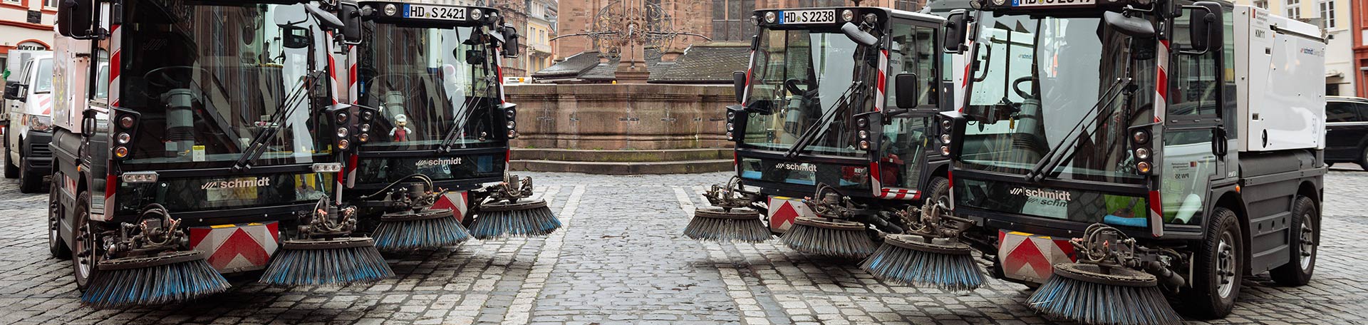 Kehrmaschinen auf dem Marktplatz