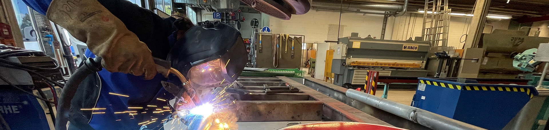 Metallbauer am Schweißen