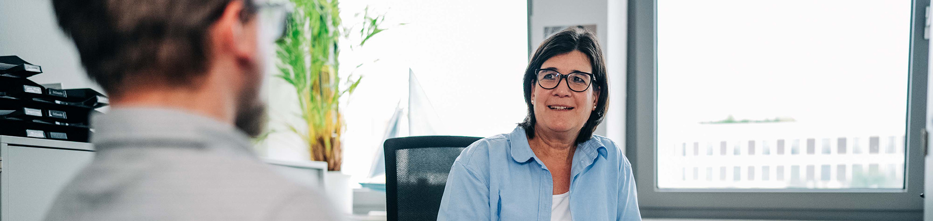 Eine Sozialarbeiterin berät einen Bürger